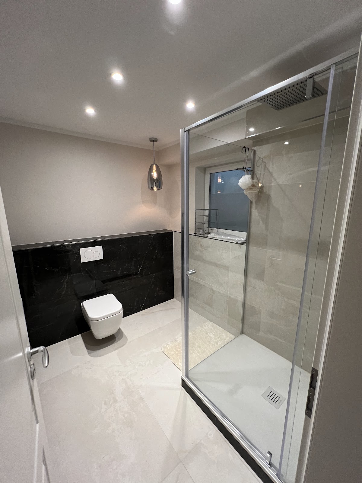 Bad mit schwarzem Marmor und begehbarer Dusche